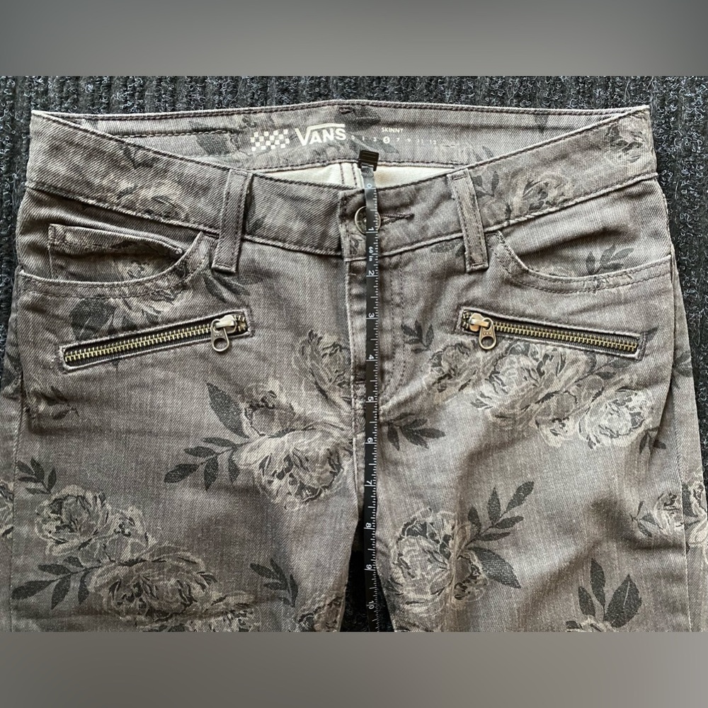 VANS Brand 3/4 length floral pant size 5(26) NWOT